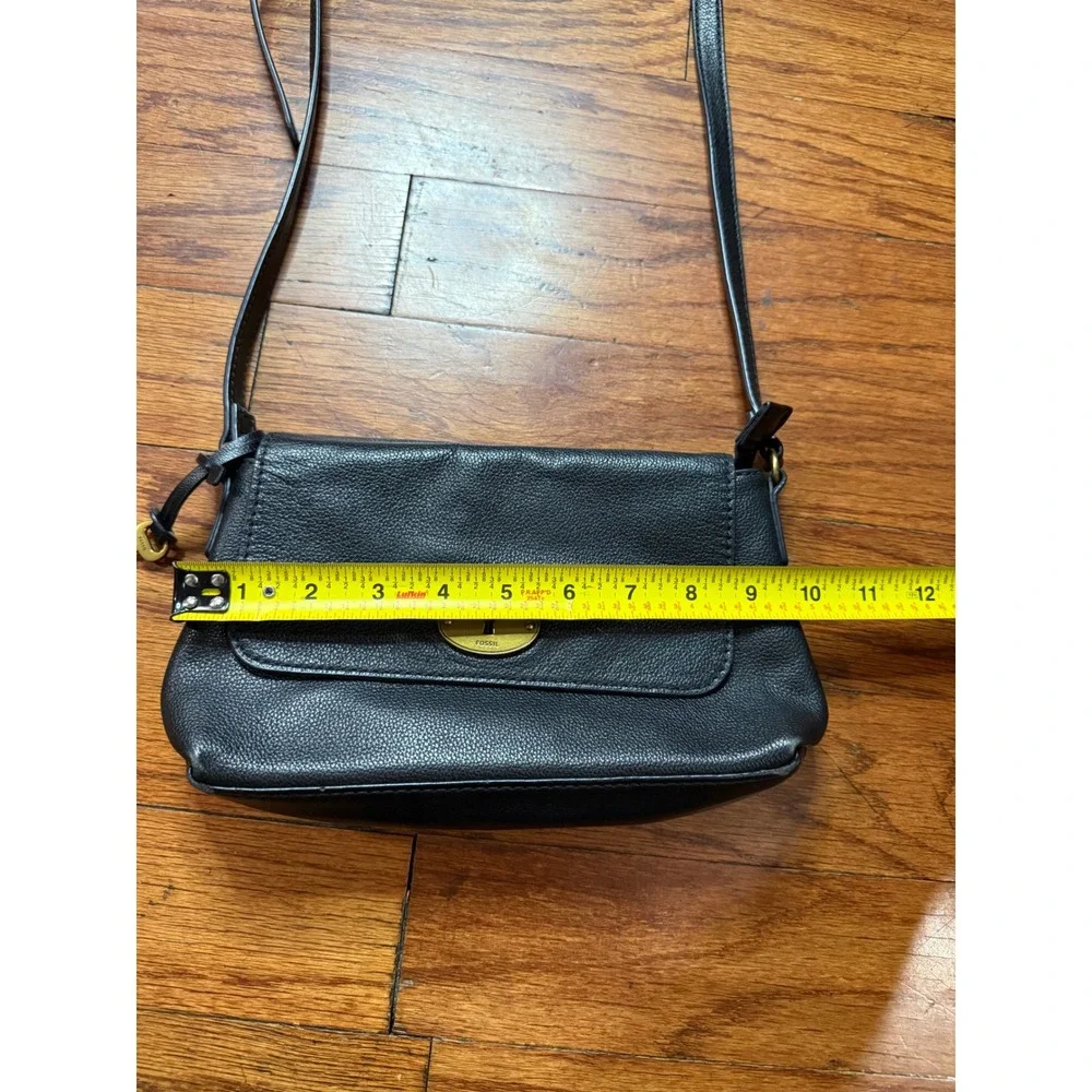 Fossil Black Pebbled Leather Crossbody Bag Brass Keyhole Hardware Small Purse